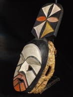Afrikaanse helmmasker met geometrische kuif – 20e eeuw –