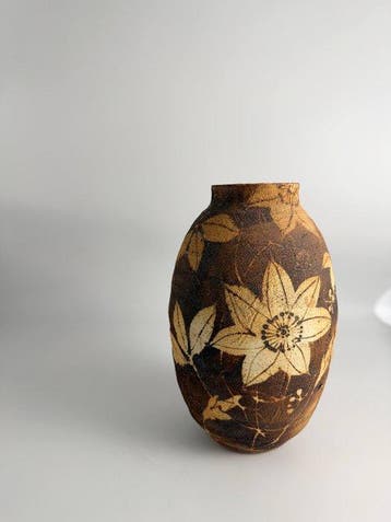 Vaas - Roestlak beschermt stofvezels tegen Clematisbloem. -