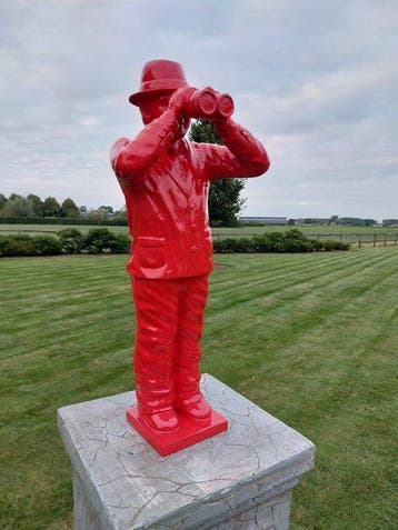 Beeld, man met verrekijker rood - 90 cm - polyresin