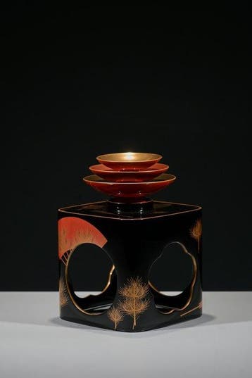 Natsume - Hout, Een maki-e lakwerk sakazuki-set met waaier-