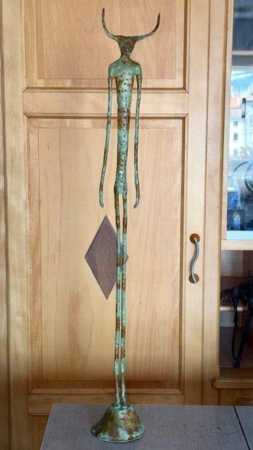 Abdoulaye Derme - sculptuur, Le Minotaure - 83 cm - Brons