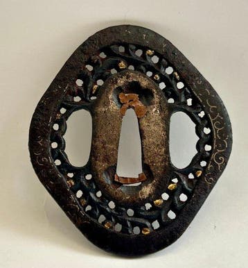 Japanse ijzeren tsuba met sukashi-openwerk en goudinleg -