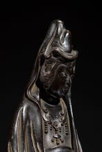 Brons - Een bronzen okimono dat de godin Kannon afbeeldt,, Antiek en Kunst, Antiek | Overige Antiek