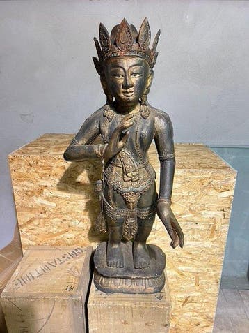 Groot houten beeld van een Bodhisattva / Devata –