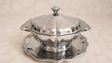 Louis XV / Rocaille - Grand légumier couvert avec plateau -