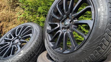 21 Inch Range Rover Discovery Gloss Black All-Season, Gebruikt, Verzenden, 275 mm, Banden en Velgen