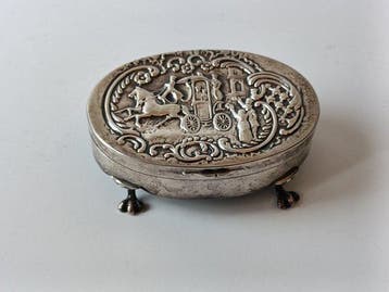 Sieradendoos - Zilver met reliëfdecoraties met een scène uit, Antiek en Kunst