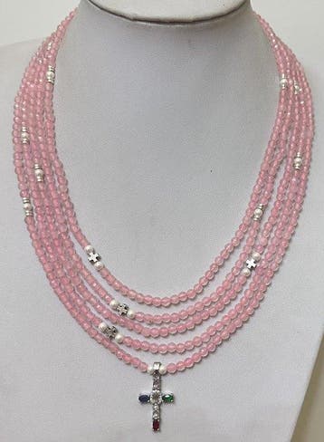 Roze kwarts en parelmoer met katholiek kruis en Grieks kruis