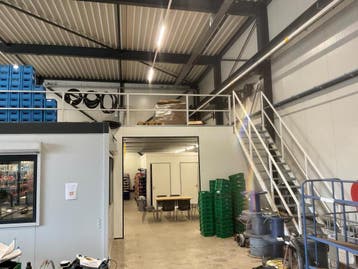 Online veiling: Entresolvloer met trap en railing