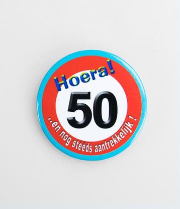 Button 50 jaar verkeersbord, Hobby en Vrije tijd, Feestartikelen, Verzenden, Nieuw, Feestartikel