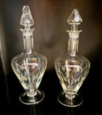 Karaf (2) - Twee antieke decanteurs van kristal, met een