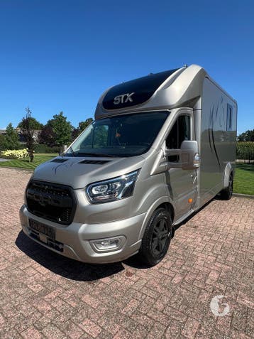 Uniek! Luxe STX Ford paardenwagen uit 2022!, Ophalen, Zo goed als nieuw, Polyester, 2-paards trailer