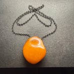 Grote, oude, natuurlijke Baltisch amberhanger en -ketting,