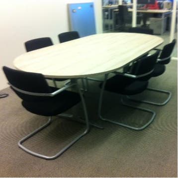 (MDK-104794) Ahrend Mehes vergadertafel ovaal met nieuw v..., Huis en Inrichting, Ophalen of Verzenden, Gebruikt