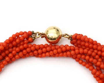 Collier van 5 bloedkoralen strengen aan 14 krt. bolsluiting, Gebruikt