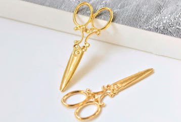 2x Metalen hanger van een schaar 60 x 25 x 1,5 mm goudkleur, Ophalen of Verzenden, Nieuw, Bedel