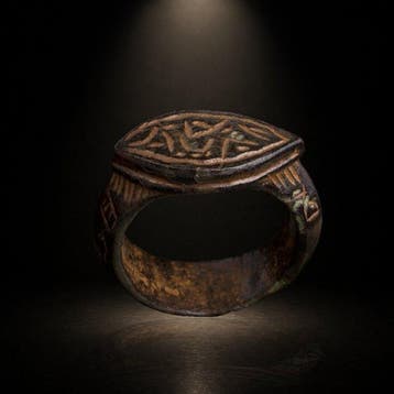 Middeleeuws Brons Bronzen ring met gegraveerde