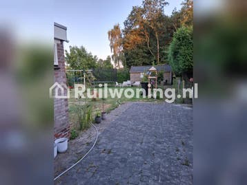 Hoekwoning met zeer ruime tuin en schuur (Peize)