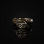 Viking periode Brons Ring met pseudo-runen (Zonder, Antiek en Kunst