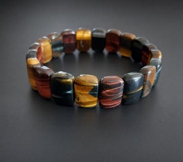 Veelkleurige tijgeroog-armband. Natuurlijke stenen. Montage