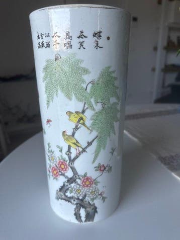 De vlinders fladderen, de jasmijnbloemen glimlachen. -