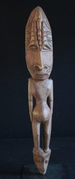 Een voorouderbeeld dat op een hoofdtrofee uit Torembi staat., Antiek en Kunst