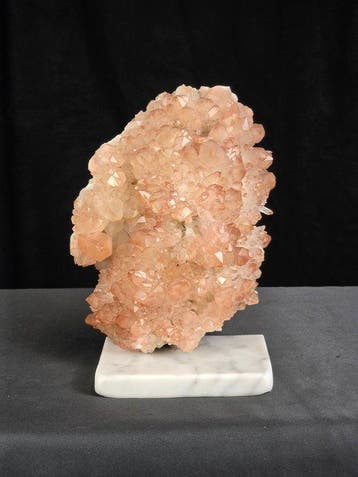 Rozenkwarts kristalcluster op Carrara-marmeren voet –