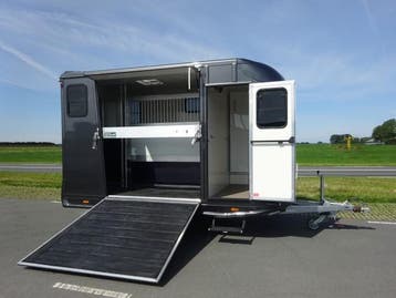 Steinsberger, zijlader, hengstenuitvoering, XL zadelkamer, Ophalen, Nieuw, Polyester, 2-paards trailer