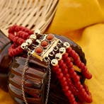 Antieke bloedkoraal kralenarmband met gouden sierslot, Gebruikt, Overige kleuren, Ophalen of Verzenden, Met edelsteen