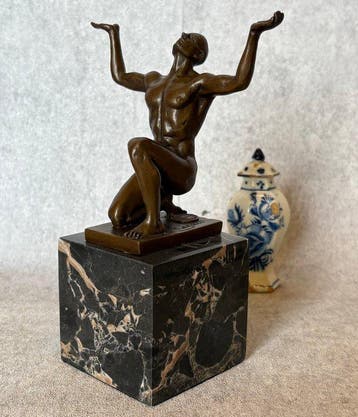Beeld, knielend mannelijke figuur - Naar Cegaro (Zonder, Antiek en Kunst