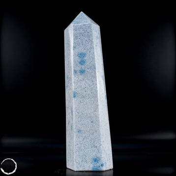 K2-obelisk uit Madagaskar – Het blauw van wijsheid in de