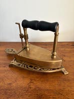 Modele complet - Strijkijzer - Messing, Hout, Steen - Met