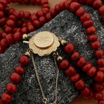 Antieke bloedkoralen kralen collier met gouden slot., Gebruikt, Ophalen of Verzenden, Met edelsteen, Goud