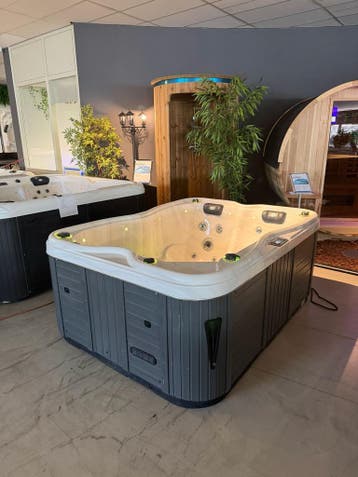 Luxe Spa / Jacuzzi – 3 pers. 220V Plug and Play, Tuin en Terras, Bubbelbaden en Hottubs, Ophalen, Zo goed als nieuw, Pomp, Vast