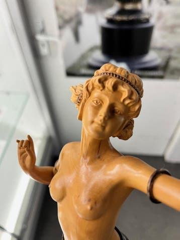 EEN BRONZEN HOUTEN SCULPTUUR VAN EEN JONGE VROUW (Interieur), Verzenden, Nieuw