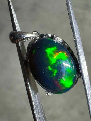 Natuurlijke zwarte opaal hanger uit Ethiopië + 925 zilver.