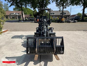 Giant G2200E met puinbak en vork, Ophalen
