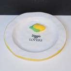 Wit porselein bord groenteaccenten veggie bijzonder cadeau, Ophalen of Verzenden, Nieuw