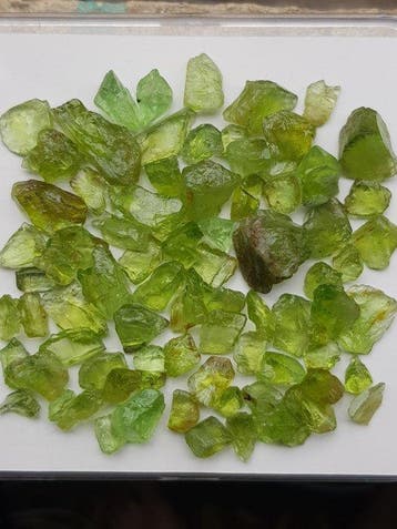 Peridot Ruw - Hoogte: 90.12 mm - Breedte: 88.24 mm- 64.86 g