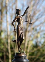 mayer - sculptuur, justitia brons color 40 cm hoog - 40 cm -, Antiek en Kunst
