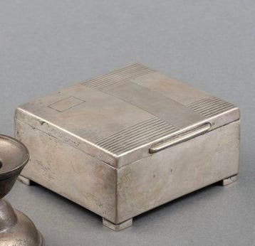 2e gehalte zilveren tabaksdoosje met geometrisch lijnendecor, Antiek en Kunst