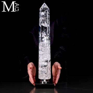 Majestueuze gepolijste kwartsobelisk met betoverende interne