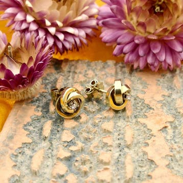 Gouden oorstekers met diamant (Oorbellen), Sieraden, Tassen en Uiterlijk, Oorbellen, Gebruikt, Overige kleuren, Ophalen of Verzenden