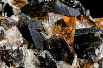 Gouden TOPAZ (UV) met rookkwarts en albiet - hoge kwaliteit, Verzamelen, Mineralen en Fossielen