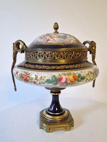 Sèvres style - Kom - Ormolu-Mounted Lidded Porcelain