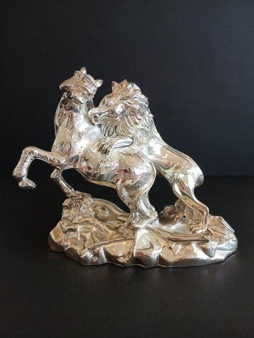 Marcello Giorgio - Beeldje, Leão a atacar cavalo - 22 cm -