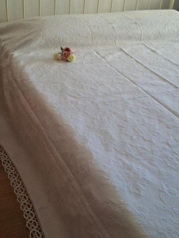 Fabelachtige witte sprei voor de uitzet in grote afmetingen