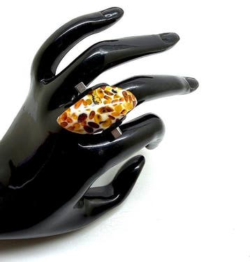 Ambachtelijke vintage ring met een mozaïek van natuurlijke