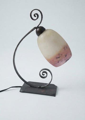 DEGUE - Lamp - DEGUÉ — Art Deco-lamp in gesmeed ijzer,