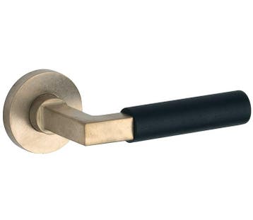 Deurklink op geveerd rozet Bauhaus ebben/Vivo messing antiek, Verzenden, Nieuw